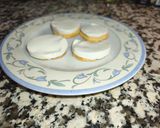 Foto del paso 2 de la receta: Almejas sentadas en tostas de pan en cojín de láminas de queso fresco