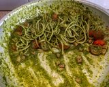 Foto del passaggio 4 della ricetta Spaghetti al pesto di rucola, con pomodorini e pancetta