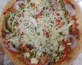 A picture of step 7 of Onion capcicum tomato pizza.