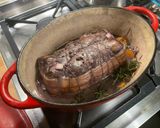Une image de l'étape 8 de Rôti de cerf mariné au vin, légumes et herbes.