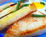 A picture of step 3 of Garlic croutons in Wine toasted egg.
