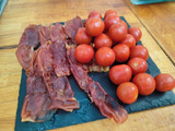 Ensalada de pasta con crunchys de jamón y mozzarella