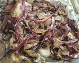 Foto del paso 4 de la receta: Merluza encebollada al horno