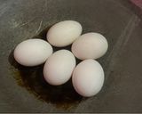 รูปขั้นตอนการทำที่ 1 ของ ยำไข่ต้มลาวา 🥚🐣