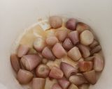Foto del paso 3 de la receta: Orecchiette con chalotas, tomate, calabacín y pesto de albahaca