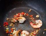 รูปขั้นตอนการทำที่ 3 ของ กุ้งผัดใบกระเพราราดหน้าข้าว