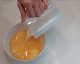 A picture of step 4 of 【美式起司炒蛋 Cheesy Scrambled Egg】 细化柔嫩，顶级口感！两分钟就能学会！.
