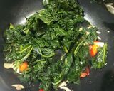 Foto langkah ke 3 dari resep Tumis daun kale teri.