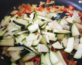 Foto del paso 3 de la receta: Rigatoni con Salsa de tomate, calabacín y atún