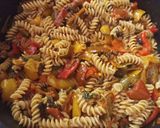 Foto del passaggio 6 della ricetta Fusilli con pomodori, peperoni, olive e basilico🍅🫑🫒