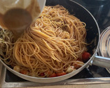 Foto del paso 8 de la receta: Espaguetis al vermú, coquinas y gambones