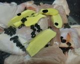 Hình bước làm 1 của món Canh giò heo nấu đậu đen táo đỏ