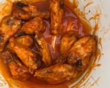 Foto del paso 3 de la receta: Alitas buffalo en freidora de aire (aptas keto)