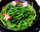 รูปขั้นตอนการทำที่ 4 ของ กุ้งผัดผักบุ้งน้ำมันหอย