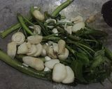 Foto langkah ke 5 dari resep Kangkung Tumis Jamur + 🍅 + 🍳.