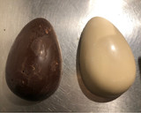 Foto del paso 3 de la receta: Huevo de Pascua, relleno de bombones caseros
