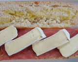 Foto del paso 2 de la receta: Bocadillo caliente de jamón serrano y queso brie