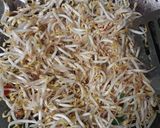 Foto langkah ke 3 dari resep Tumis Toge Ikan Asin.