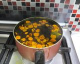 Foto langkah ke 2 dari resep Wedang Kunyit Asem Daun Jeruk.