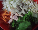 Foto langkah ke 1 dari resep Budae Jjigae (부대 찌개) (mie Korea).
