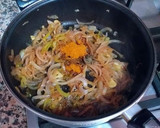 Foto del paso 3 de la receta: Pollo encebollado al ras el hanout propio infusionado en azafrán