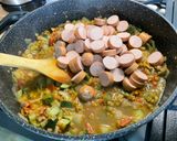 Une image de l'étape 22 de Lentilles corail aux saucisses, légumes, pistaches et coriandre.