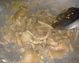 รูปขั้นตอนการทำที่ 3 ของ ผัดเห็ดนางฟ้าน้ำมันหอยใส่ไข่