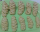 Foto langkah ke 3 dari resep Roti Kepang Goreng isi Pisang.