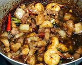 Hình bước làm 4 của món Ba rọi, tôm bạc kho tiêu
