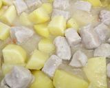 A picture of step 3 of Pork loin and potato 'stew'.