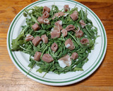 Foto del paso 2 de la receta: Ensalada de arúgula con prosciutto y queso azul