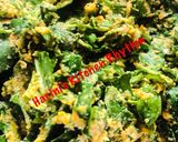 A picture of step 3 of Palak pakodi/ crispy palak fritters.