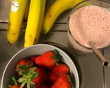 Foto langkah ke 2 dari resep Strawberry Pisang Smoothie.