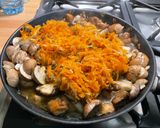 Une image de l'étape 19 de Poulet caramélisé au gingembre, champignons et carottes.