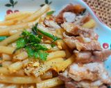Hình bước làm 2 của món Nui xào thịt xá xíu kèm canh súp rong biển