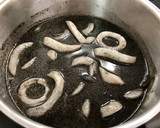 Foto del paso 3 de la receta: Calamares en su tinta con arroz 🍚