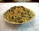 Foto del paso 7 de la receta: Espagueti con sardinas, chiles rúcula y crunchi de panco, orégano, ajo y queso sardo