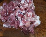 Foto del paso 1 de la receta: Guiso de carne de cerdo 🐷 con caracolitos en olla de hierro 🍲