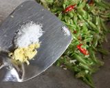 Foto langkah ke 5 dari resep Tumis Buncis Teri Pedas.