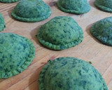 Foto del paso 7 de la receta: Sorrentinos de kale rellenos con carne (posta rosada)