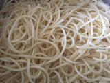 Spaghetti con salsa y salchichas
