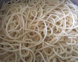 Foto del paso 3 de la receta: Spaghetti con salsa y salchichas