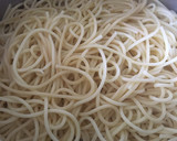 Foto del paso 3 de la receta: Spaghetti con salsa y salchichas
