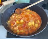 Foto del paso 5 de la receta Estofado de pollo al curry con verduras, patatas y manzana