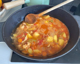 Foto del paso 5 de la receta: Estofado de pollo al curry con verduras, patatas y manzana