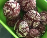 Foto langkah ke 5 dari resep Red Velvet Crinkle Soft Cookies.
