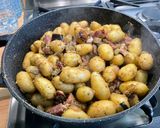 Une image de l'étape 16 de Pommes grenailles au lard, aubergine et oignons roses.