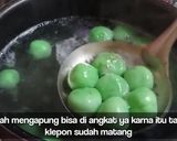 Foto langkah ke 6 dari resep Klepon warna warni kuah santan.