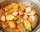 Hình bước làm 3 của món Thịt ba rọi kho chuối xanh tàu hủ