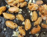 A picture of step 2 of Mussels in a garlic tomato sauce.